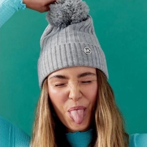 Michael Kors/ MK UNISEX Ribbed Knit Pom Pom beanie style hat in Grey Sealed NWT - Picture 5 of 9